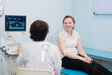 有医生预约进行超声波诊断检查的孕妇满意图片