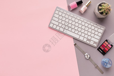 时装美貌博客用笔记本电脑键盘化妆品手表粉红背景的仙图片