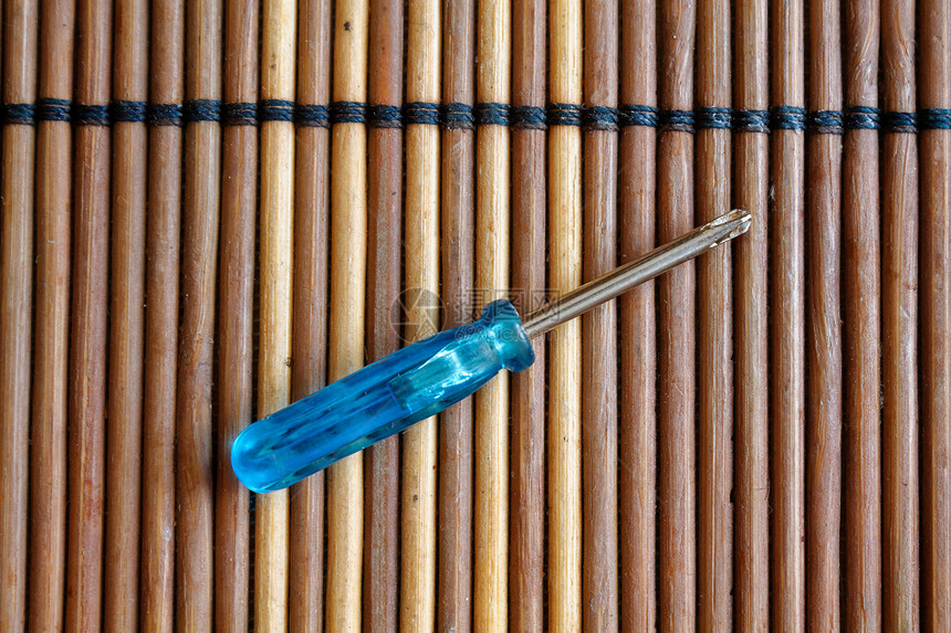 木制背景上的螺丝刀平口平刃螺丝刀图片