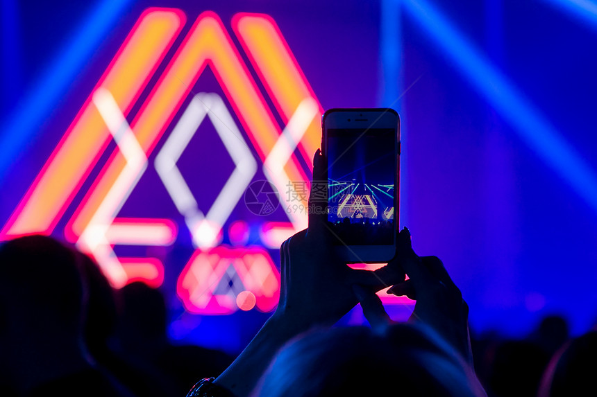 在现场音乐会上用智能手机牵为舞台现场图片