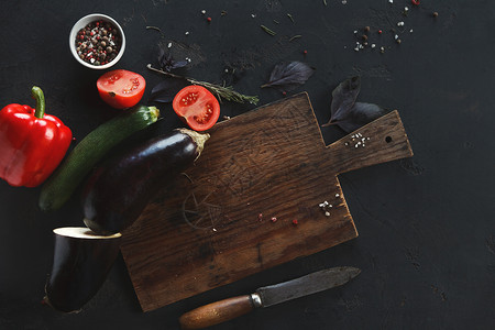 用刀子蔬菜和香料的木质办公桌图片