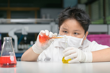 实验室外套的儿童科学家在化学实验室科学和教育概念中图片