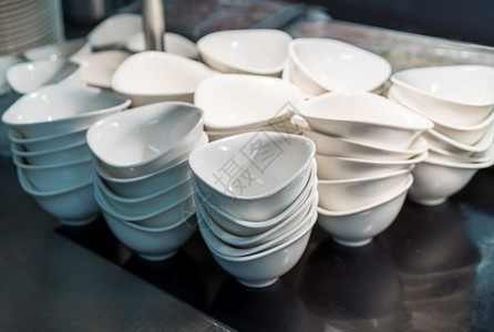 餐厅商业厨房里堆满白汤或沙拉碗的图片