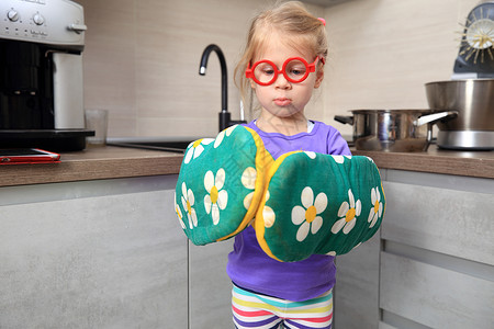 带厨房手套的孩子有趣的小女孩戴图片