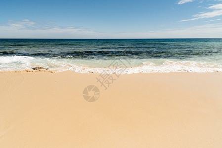 美丽的海滩海平面和蓝天图片