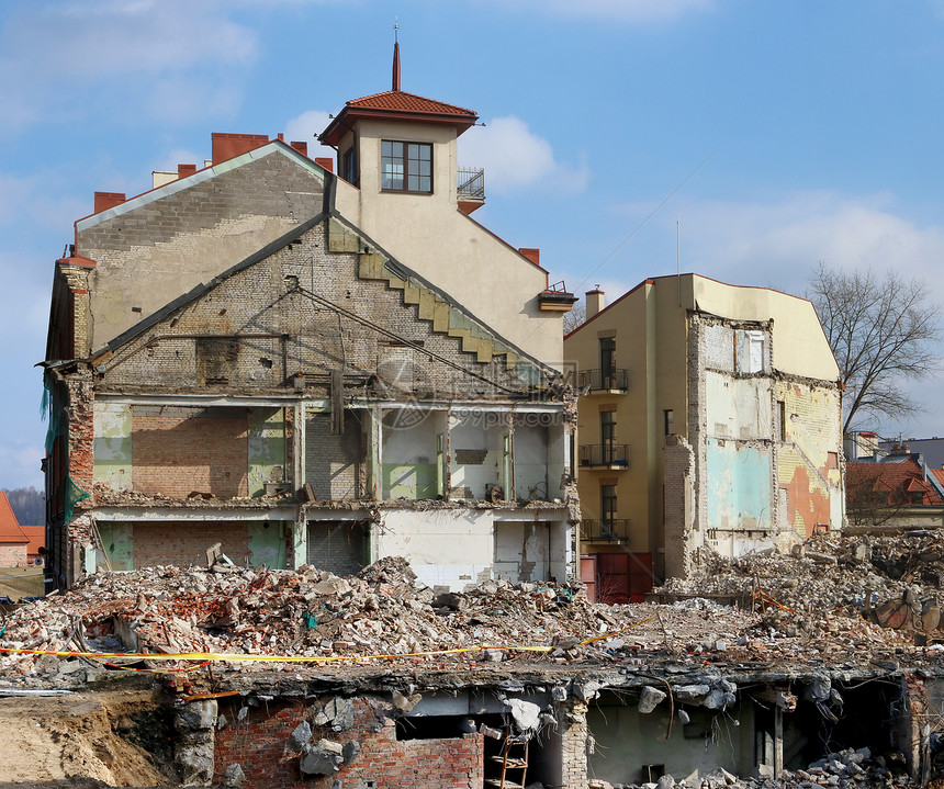 大量砖块混凝土石块和建筑瓦砾在破旧的公寓房屋被毁后仍然存在图片