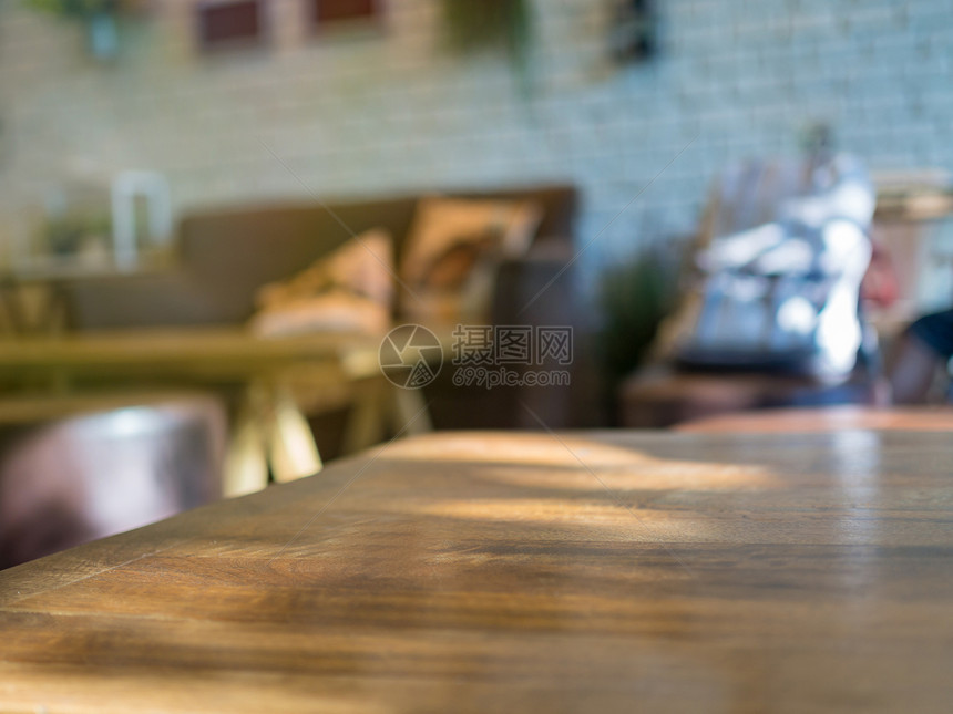咖啡馆背景模糊的空桌子图片