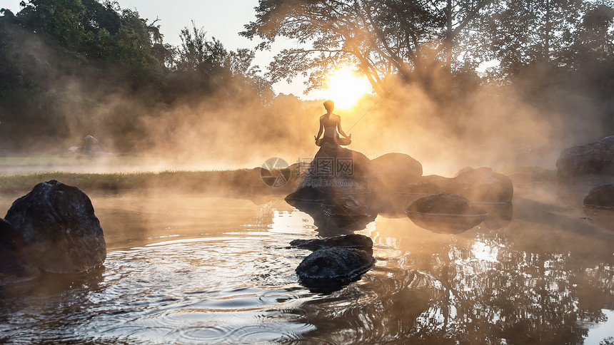 美丽的瑜伽女人早上在温泉公园图片