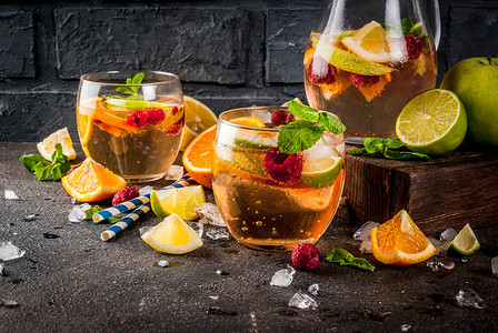 夏季冷鸡尾酒水果和浆果白桑格利亚汽酒配苹果柠檬橙子和覆盆子深色背图片