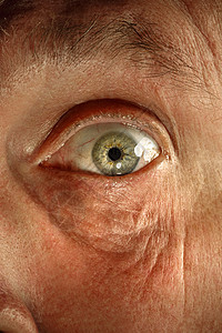 高级或成熟男人惊讶的眼睛的特写镜头老年高加索模型灰色的眼睛图片