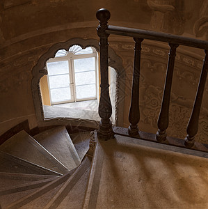建筑物内的石质古代螺旋楼梯图片