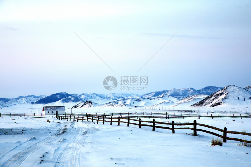 蒙古北部风景中的小白宫在图片