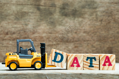 黄色玩具叉车持有字母D区块D图片