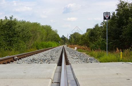 铁路轨道在地平线后面图片