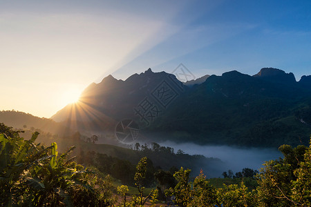 日落时的多朗清道山是泰国清迈旅游者访图片