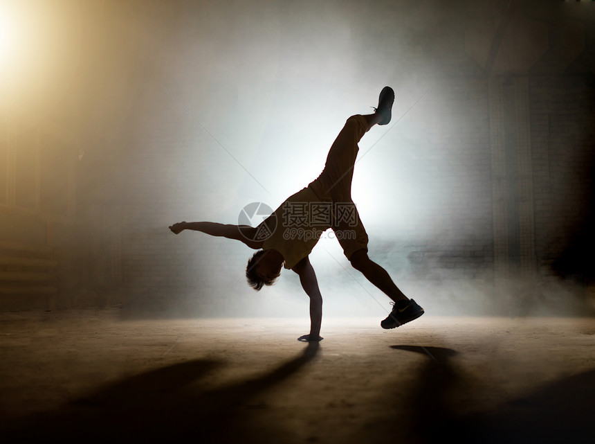 有创意的舞者在暗底背景下展示着流行跳的特图片