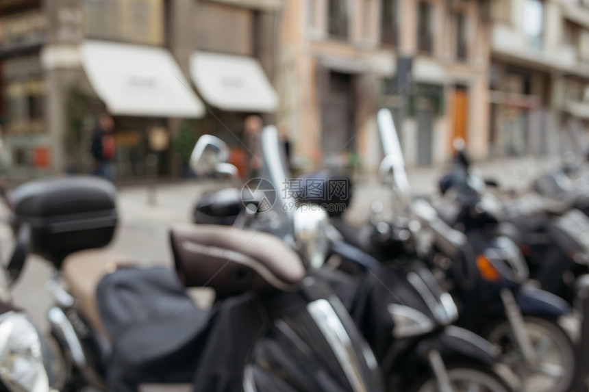 黑摩托车停靠在停车场意大利图片