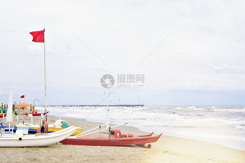 从海边到背景上升的海浪和码头的日光景观图片