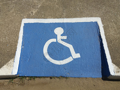 设计在人行道上的轮椅使图片
