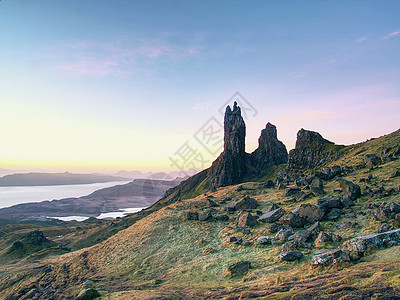 Storr老人岩层和苏格兰湖的晨景苏格兰拍摄最图片