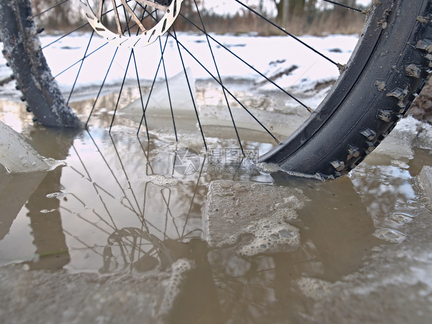 冬季旅行时被淹没在泥水池中的自行车图片