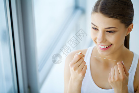 口腔保健以牙花换牙齿的美丽笑容的妇女图片