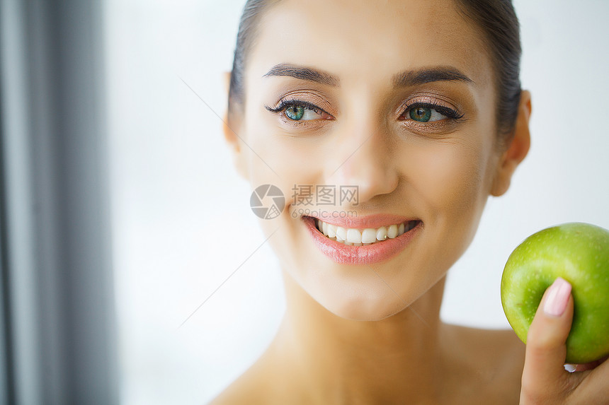 女与苹果美丽的女孩与白微笑健康牙齿图片