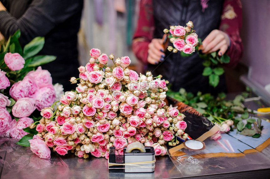 弗洛罗艺术家制作了一件惊人美丽的粉红色和香槟花彩小玫瑰图片