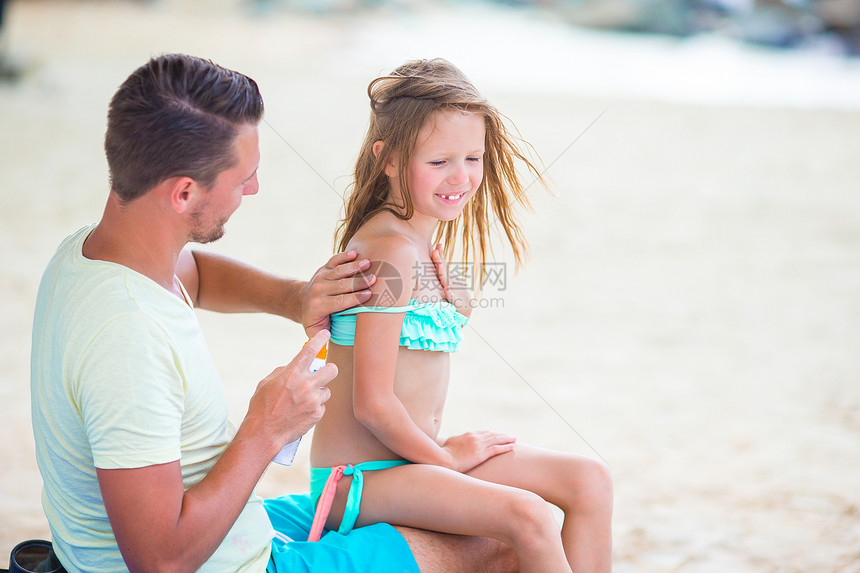 父母对孩子鼻施晒霜在太阳淇淋中长得可图片