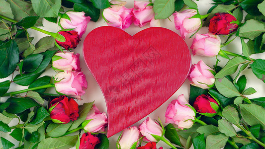 红心礼物盒围着粉红玫瑰和红玫瑰环绕着母亲节情人节图片