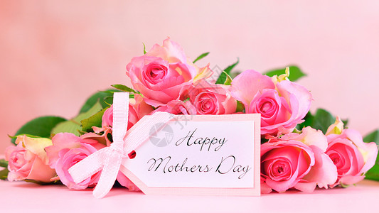 粉红木桌上的粉红玫瑰母亲快乐日图片
