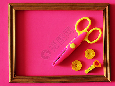 剪刀和按钮手工艺用品用于装饰彩图片