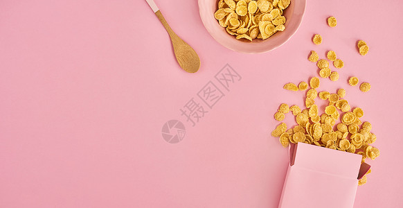 以粉红背景为食粮碗和勺子的图片