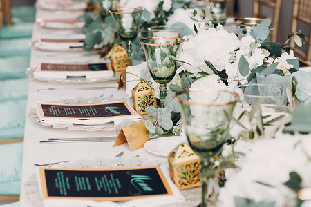 绿色和白色的婚礼餐桌装饰图片