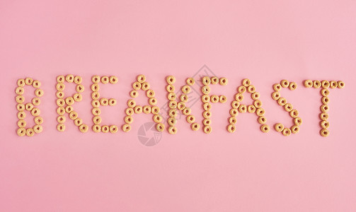 以粉红背景玉米环为早餐制图片