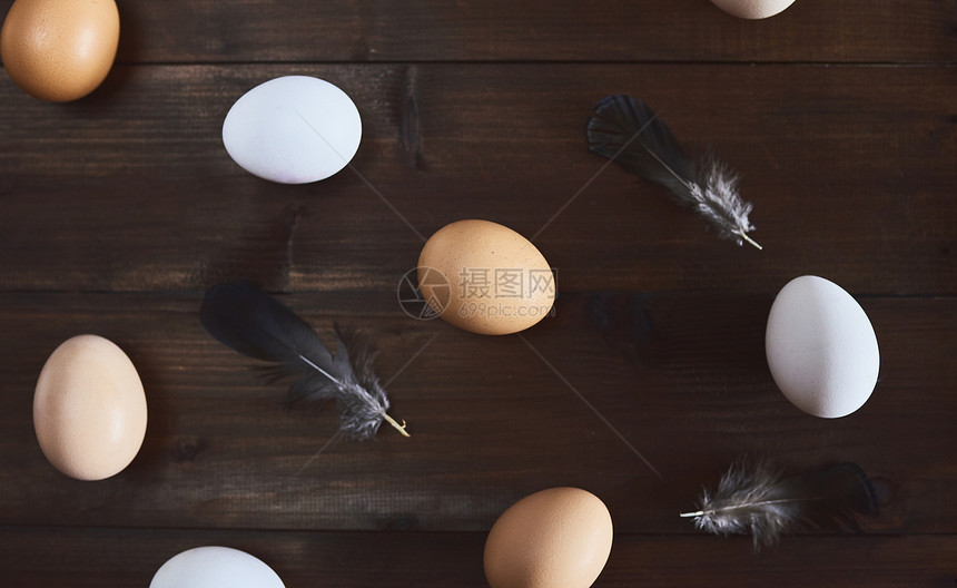 无缝模式鲜鸡蛋和羽毛在图片