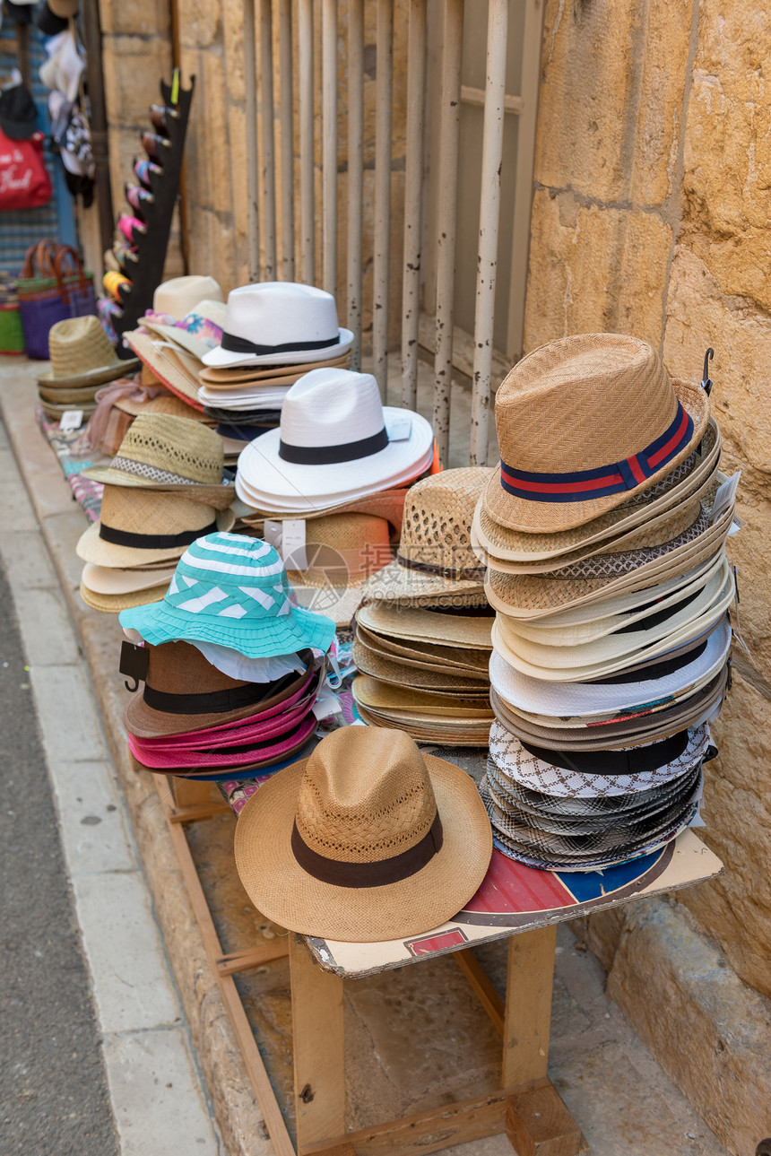 在法国旅游城镇销售帽子的街头图片