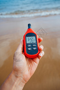 测量室外空气温度和湿度的手掌上图片