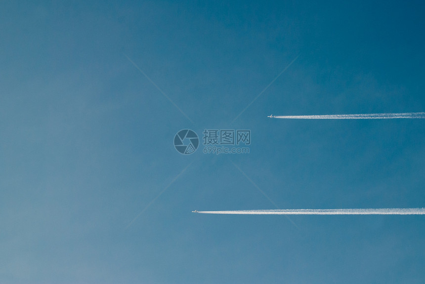 两架飞机在蓝天飞过敌机图片