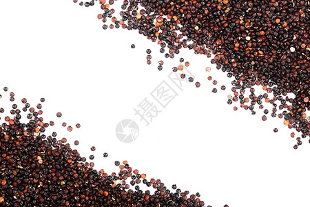 白色背景上孤立的黑色quinoa种子图片