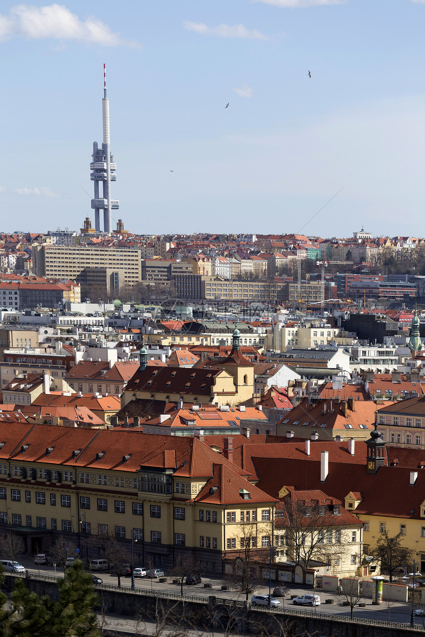 春季布拉格市及其塔台和桥梁在阳光明媚的日落图片