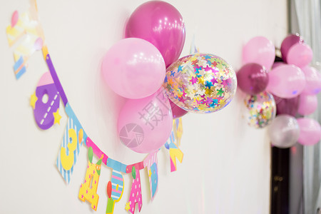 儿童生日时的充气球图片