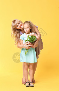 可爱小女孩和母亲的肖像带着彩色背景图片
