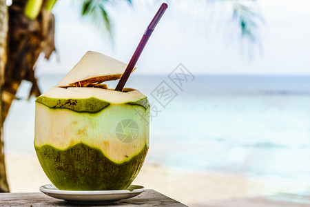 在泰国海滩的椰子图片
