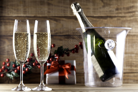 两杯香槟杯配有圣诞礼物寄物和图片