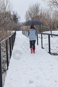 走在白雪皑的公园图片