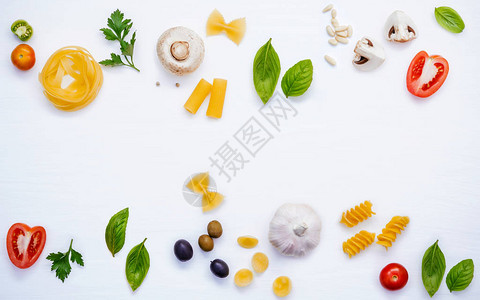 各种蔬菜及烹饪意面菜单的原料图片