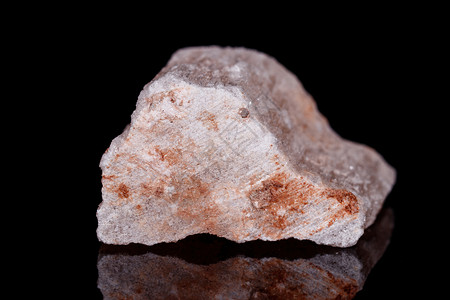黑色背景上的宏观矿物石红膏特写图片