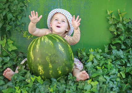 小女孩一个大西瓜的孩子快乐和微图片