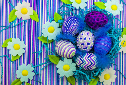 复活节背景带复活节彩蛋的春花用毡尖笔装饰的复活节彩蛋紫图片